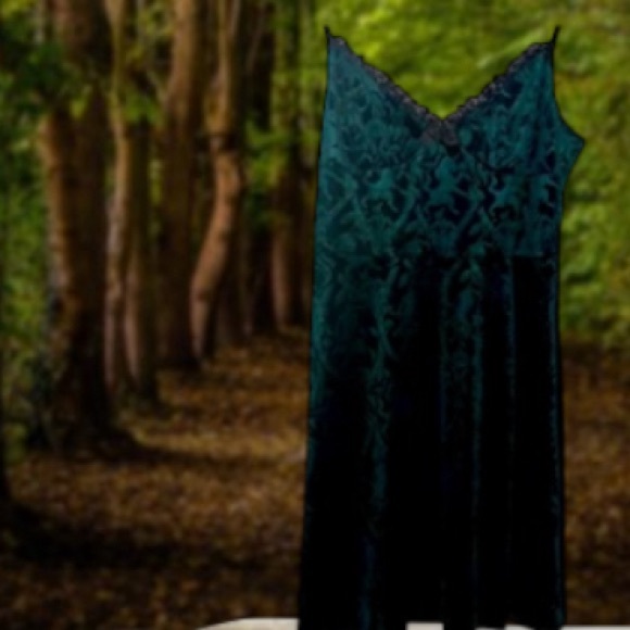 Emerald Velvet Killstar Dress - Picture 6 of 9